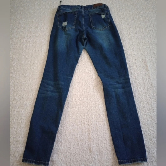 What about Me Woman's blue wash distressed jeans sz 7/8 - Picture 9 of 12